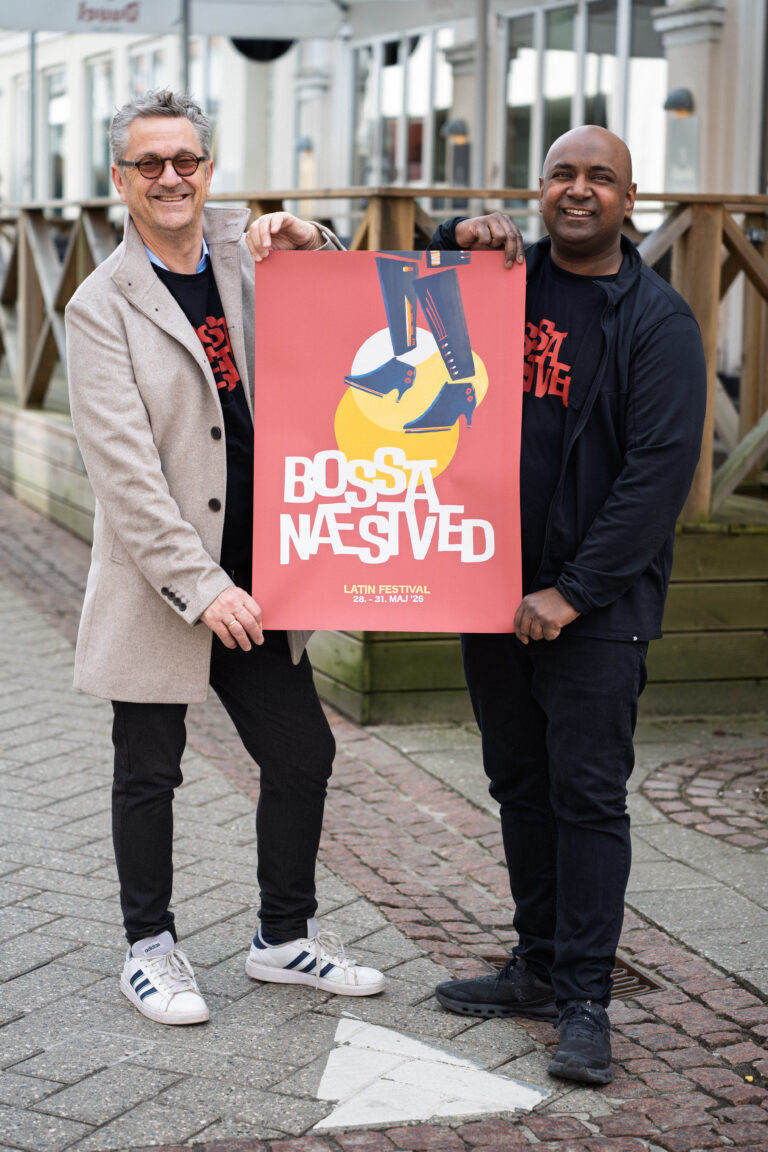 To herrer holder festivalplakaten for Bossa Næstved 2026